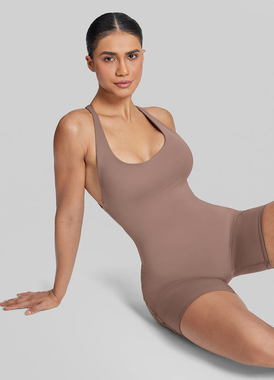 Combi-short ajustée, soutien-gorge intégré à bretelles croisées, anti-transpirante