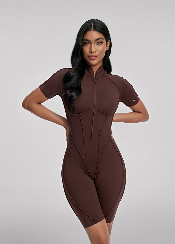 بدلة Catsuit القصيرة بظهر مغلق 