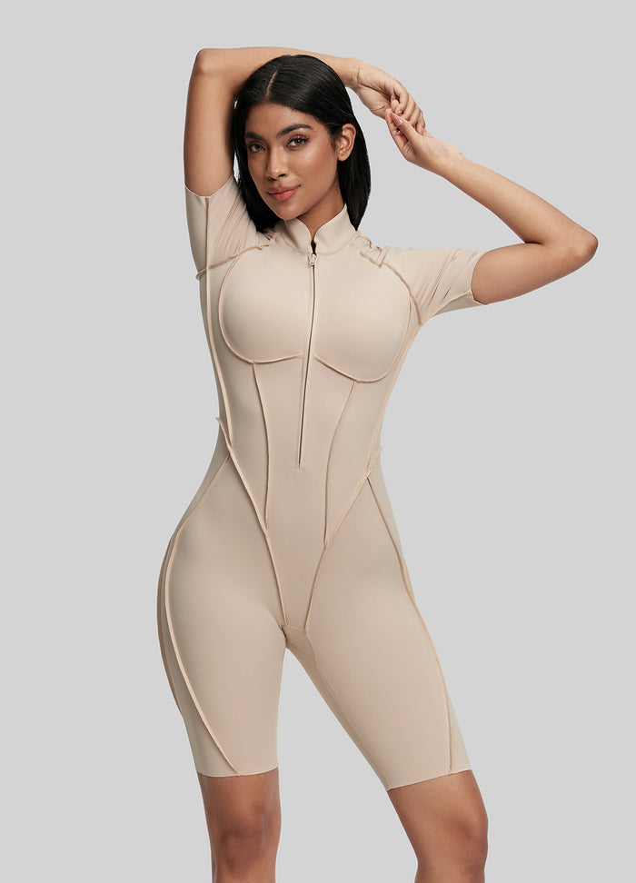 Hautenger Catsuit mit Shorts