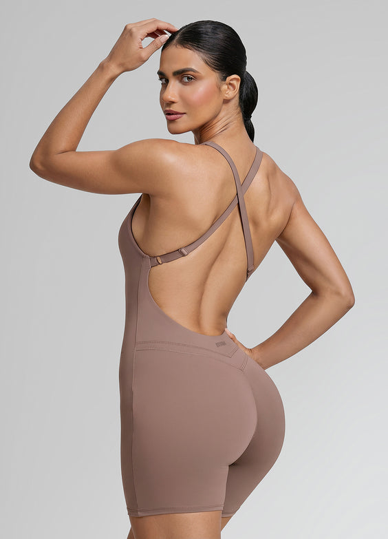 Combi-short ajustée, soutien-gorge intégré à bretelles croisées, anti-transpirante