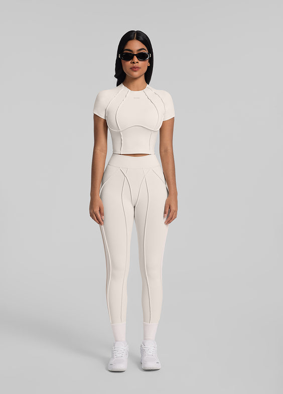 Top Cropped com Costuras de Contorno  