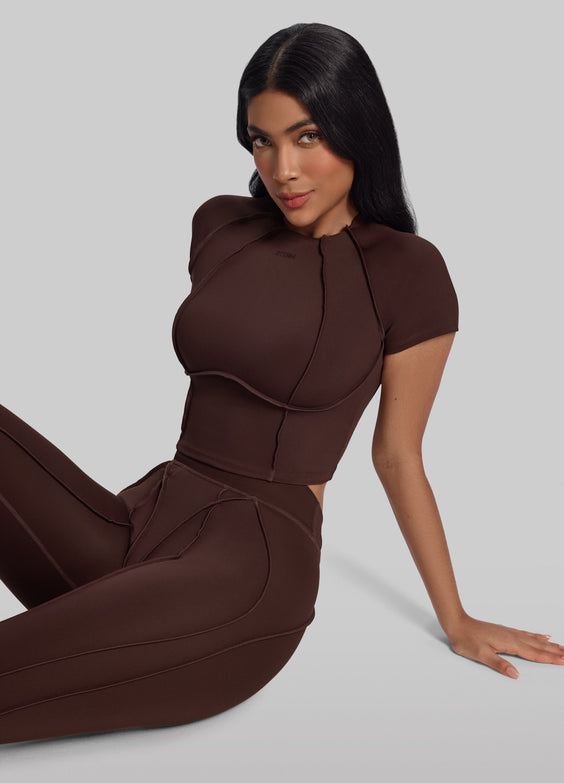 Top Cropped com Costuras de Contorno  