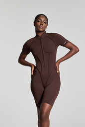 Hautenger Catsuit mit Shorts