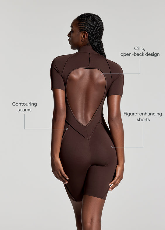 Hautenger Catsuit mit Shorts