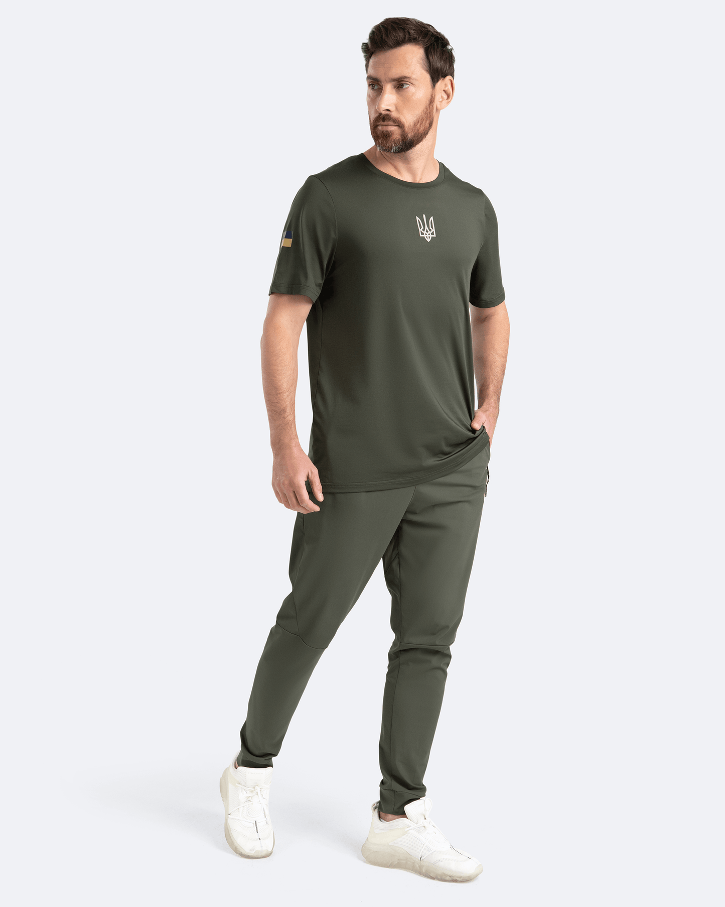 Conjunto de calça jogger e camiseta verde-caqui