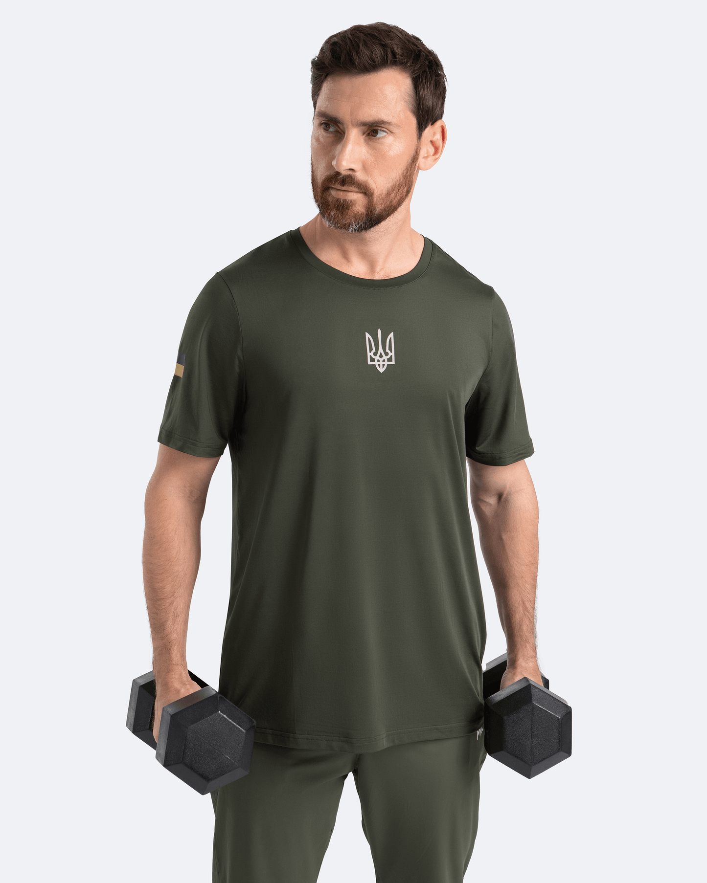 Conjunto de camiseta y joggers verde caqui