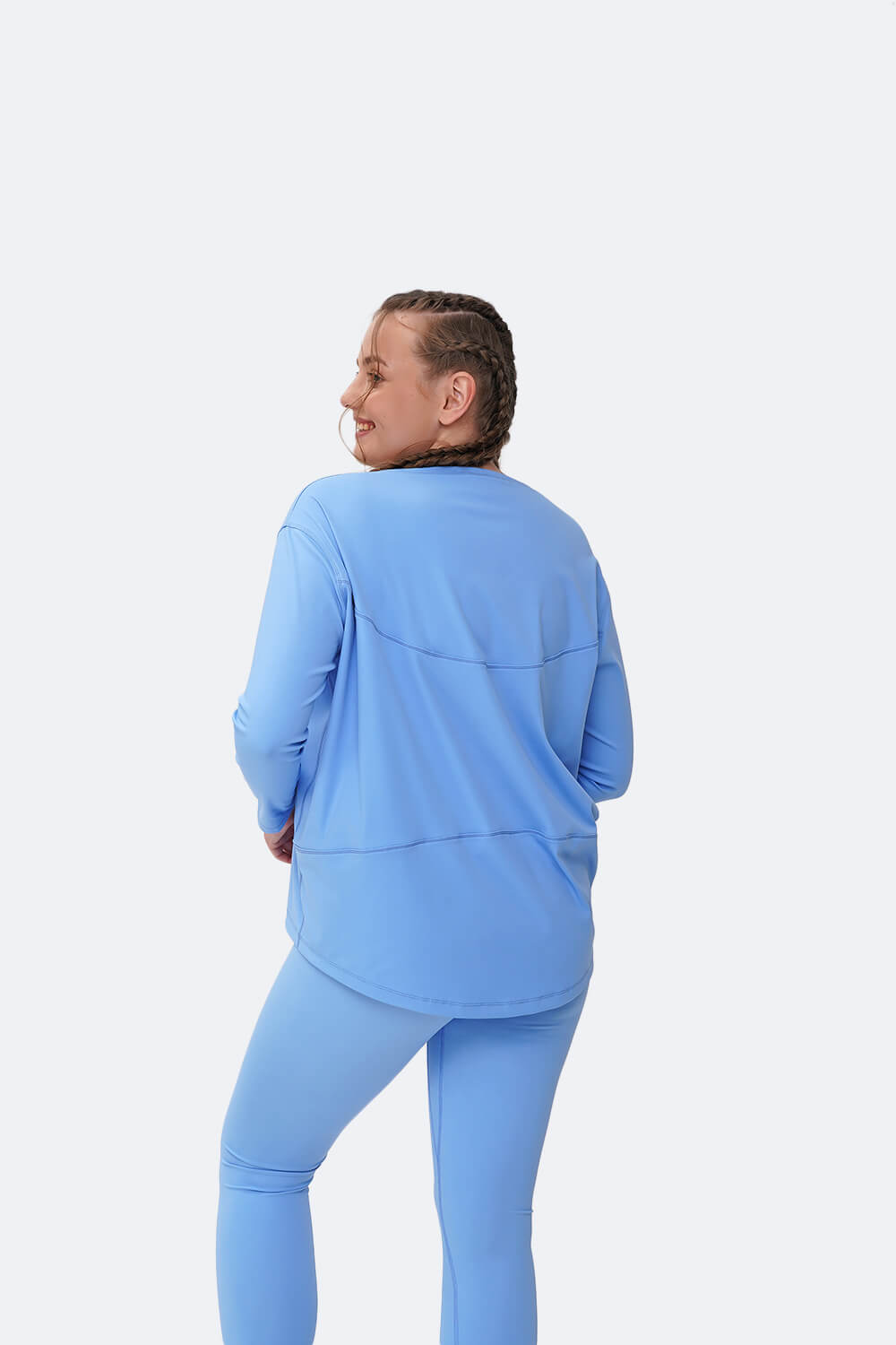 Conjunto esportivo com camiseta manga longa azul-celeste